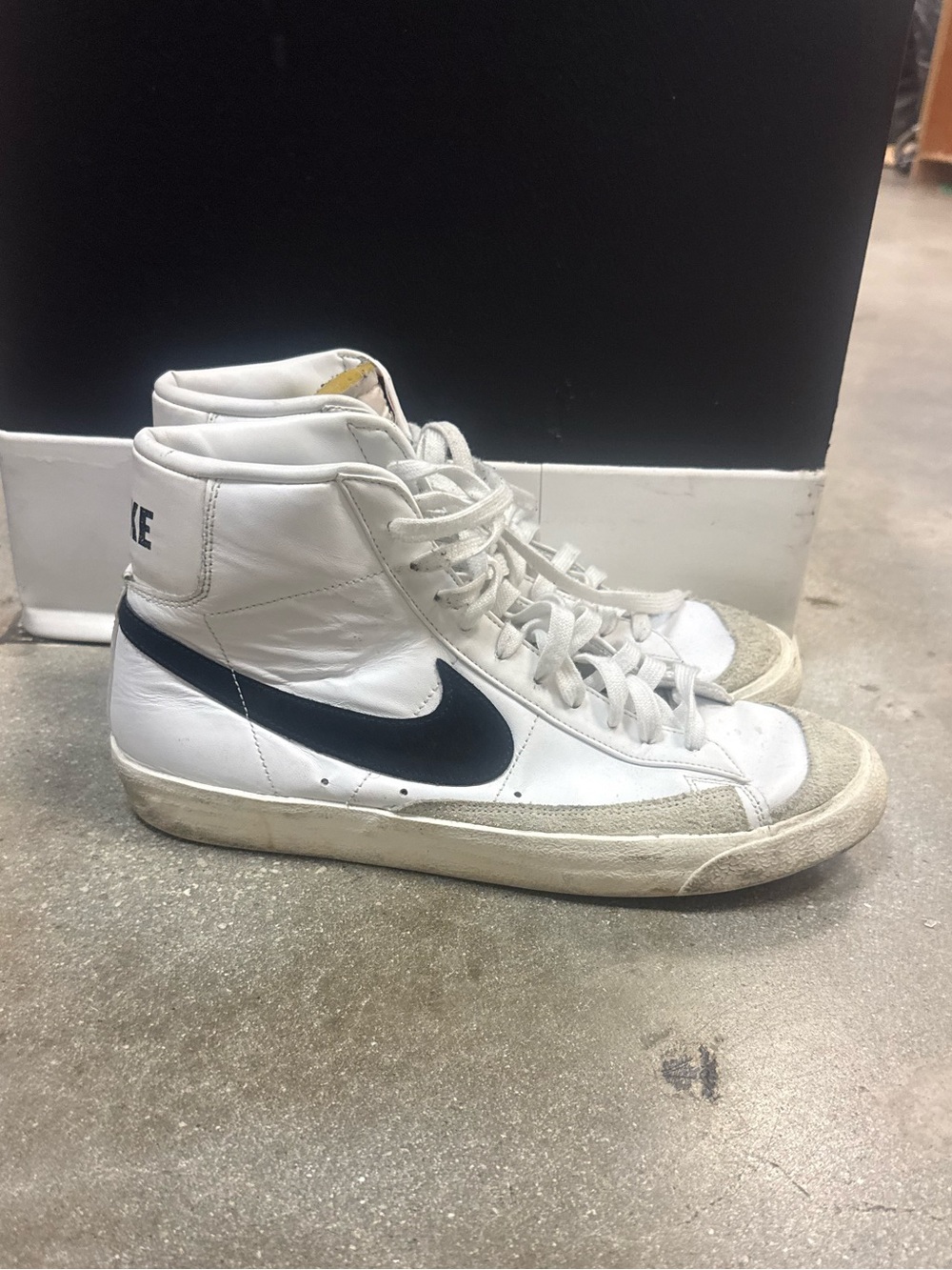 NIKE BLAZER MENS MID 77 VINTAGE SNEAKERS, SIZE US 11, BLACK/WHITE